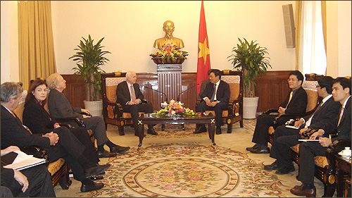 รัฐมนตรีว่าการกระทรวงกลาโหมเวียดนามได้ให้การต้อนรับนาย จอห์น แมคเคน